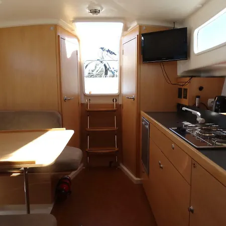 船上ホテル Nautika 830 *
