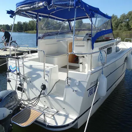 Nautika 830 船上ホテル *